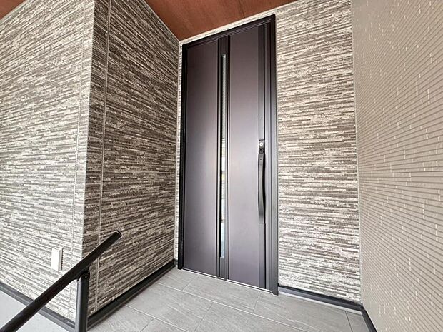 【玄関】お家の第一の顔とも言える「玄関」。清潔感のあるシンプルな空間で大切なお客様をお迎えします。