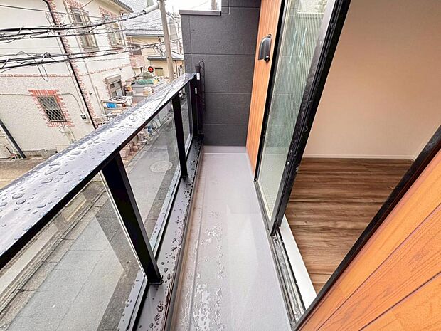 【バルコニー】陽当りの良いバルコニーはお洗濯物が効率よく乾きます。季節の光と風を感じられるとっておきの空間です。【施工例写真】