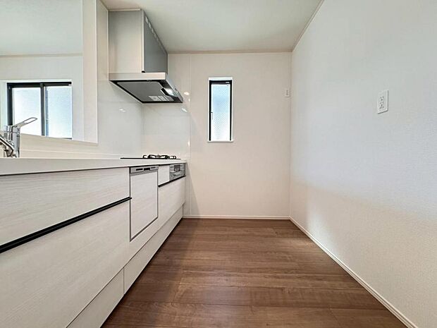 【キッチン】機能充実のシステムキッチンです。浄水器一体型水栓に3口グリルコンロ、食洗器と充実しておりママの家事をサポート致します。