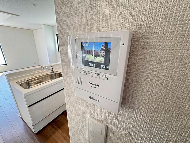 【モニター付きインターホン】ドアを開ける前に訪問者の顔を確認できます。不審者や無用なセールスだった場合に玄関を開ける必要がなく、防犯性を向上してくれます。