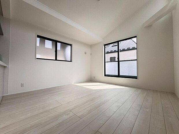 【ダイニング】外からの視線が気になりにくい2階リビング。プライベートを守りながら、ご家族との楽しい時間をお過ごし頂けます。