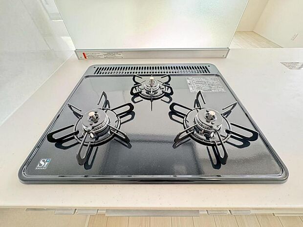 【3口ガスコンロ】3口ガスコンロを採用、同時に複数の調理を進められるため、調理時間が短縮できます。