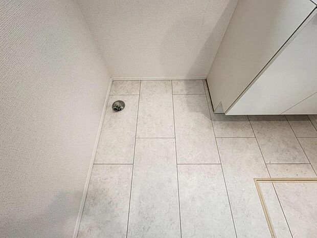 【ランドリースペース】縦型・ドラム式にも対応したランドリースペース。窓を設置し換気もスムーズに行えます。