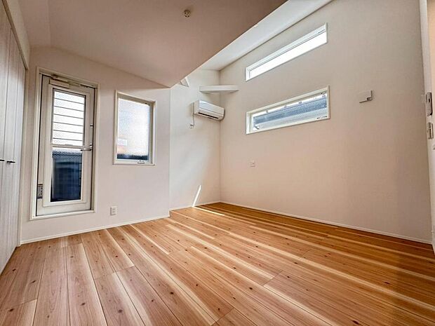 【リビング】リビングはご家族やお客様との時間など、多くの時を刻む空間。建築家が吟味を重ねたこだわりの設計です。