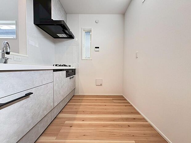 【キッチン】機能充実のシステムキッチンです。浄水器一体型水栓に3口グリルコンロ、食洗器と充実しておりママの家事をサポート致します。