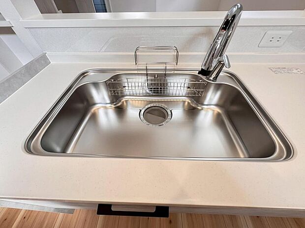 【浄水器一体型水栓】水栓の中に浄水カートリッジが組み込まれた「浄水器一体型水栓」です。ホースが伸びるのでシンクのお掃除も快適です。