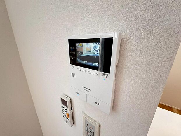 【モニター付きインターホン】ドアを開ける前に訪問者の顔を確認できます。不審者や無用なセールスだった場合に玄関を開ける必要がなく、防犯性を向上してくれます。