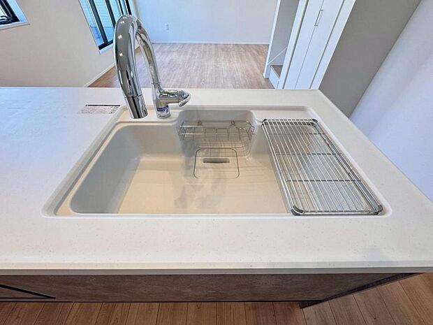 【浄水器一体型水栓】「浄水器一体型水栓」ですので、すぐに調理に使用できます。ミネラルウォーターを購入しなくて済むため人気を集めています。