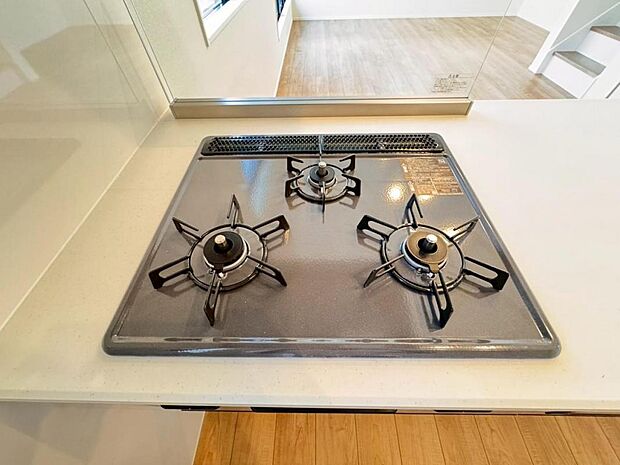 【3口ガスコンロ】3口ガスコンロで同時に複数の調理を進められるため、調理時間が短縮できます。