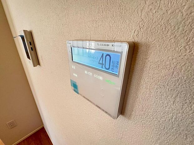 【床暖房】足元からじんわり暖まる床暖房を標準装備。空気や肌が乾燥しにくく、また塵や埃も舞い上がりません。コードがなく室内はスッキリするので小さなお子様やペットがいるご家庭にも最適です。