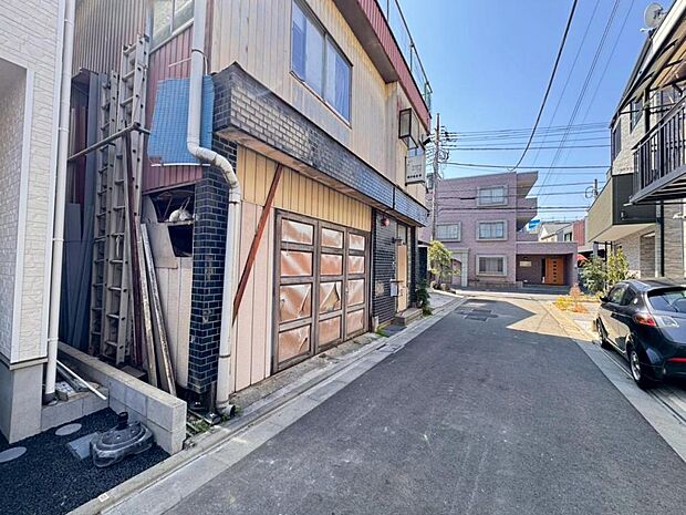 【前面道路】お車の出し入れも便利な前面道路です。歩道もしっかり整備されておりますので、小さなお子様がいらっしゃるファミリー層にも安心です。