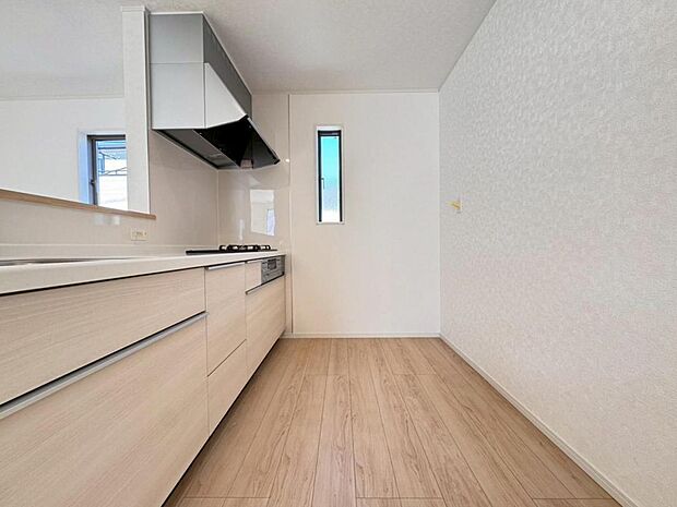 【キッチン】機能充実のシステムキッチンです。浄水器一体型水栓に3口グリルコンロ、食洗器と充実しておりママの家事をサポート致します。