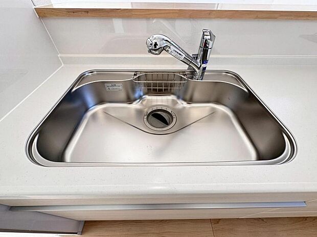 【浄水器一体型水栓】水栓の中に浄水カートリッジが組み込まれた「浄水器一体型水栓」です。ホースが伸びるのでシンクのお掃除も快適です。