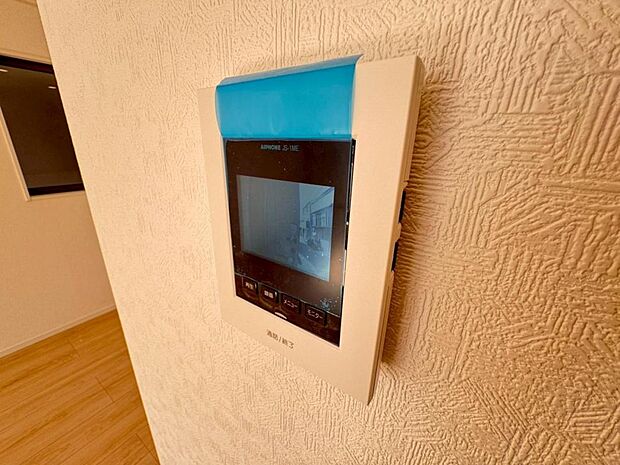 【モニター付きインターホン】ドアを開ける前に訪問者の顔を確認できます。不審者や無用なセールスだった場合に玄関を開ける必要がなく、防犯性を向上してくれます。