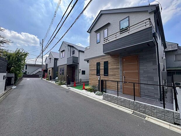 【前面道路】お車の出し入れも便利な前面道路です。歩道もしっかり整備されておりますので、小さなお子様がいらっしゃるファミリー層にも安心です。