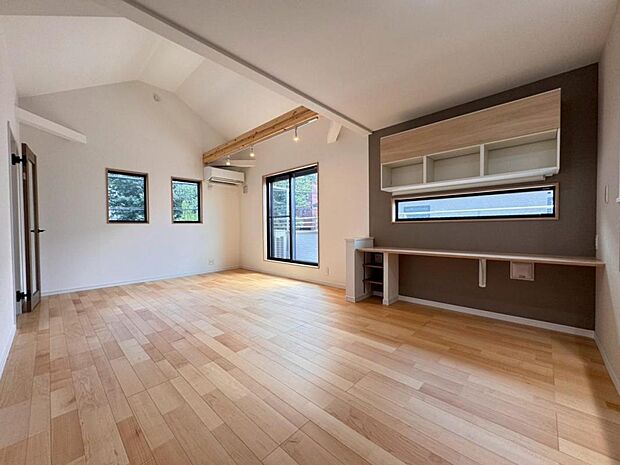 【リビング】リビングはご家族やお客様との時間など、多くの時を刻む空間。建築家が吟味を重ねたこだわりの設計です。