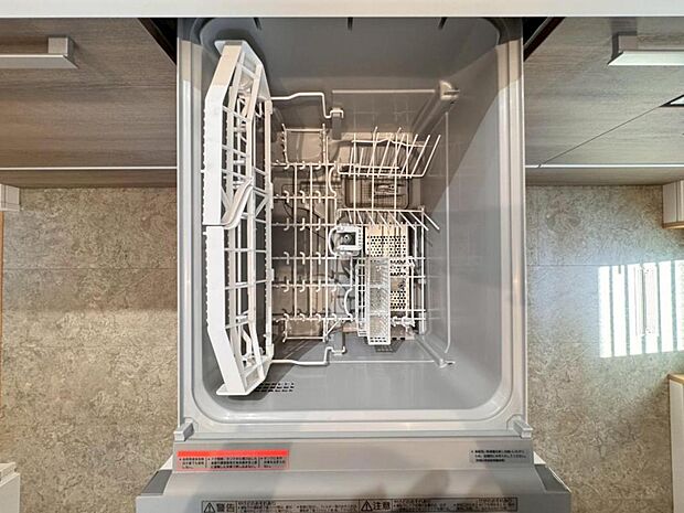 【食洗機】しつこい油汚れもサッと溶かして洗います。除菌も出来るので小さなお子様の食器洗いにも安心です。また、手洗いに比べて使用水量はごくわずか。時間と水道の節約になります。