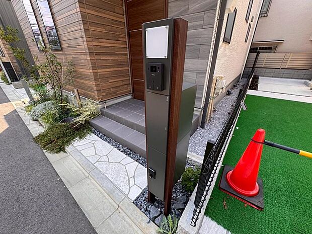 【宅配ボックス】不在時でも荷物が受け取れ、再配達依頼の手間が省ける宅配ボックスは、忙しい現代人のニーズに合った便利な設備です。