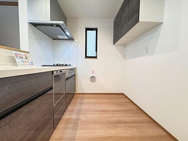 【キッチン】機能充実のシステムキッチンです。浄水器一体型水栓に3口グリルコンロ、食洗器と充実しておりママの家事をサポート致します。
