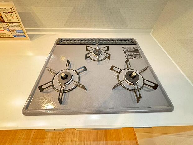 【3口ガスコンロ】3口ガスコンロを採用、同時に複数の調理を進められるため、調理時間が短縮できます。