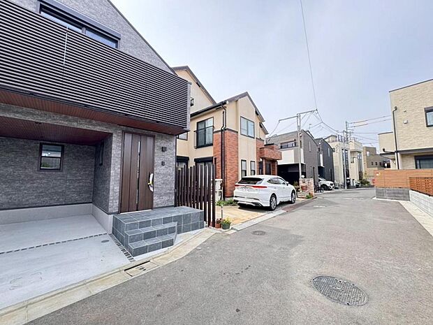 【前面道路】お車の出し入れも便利な前面道路です。歩道もしっかり整備されておりますので、小さなお子様がいらっしゃるファミリー層にも安心です。