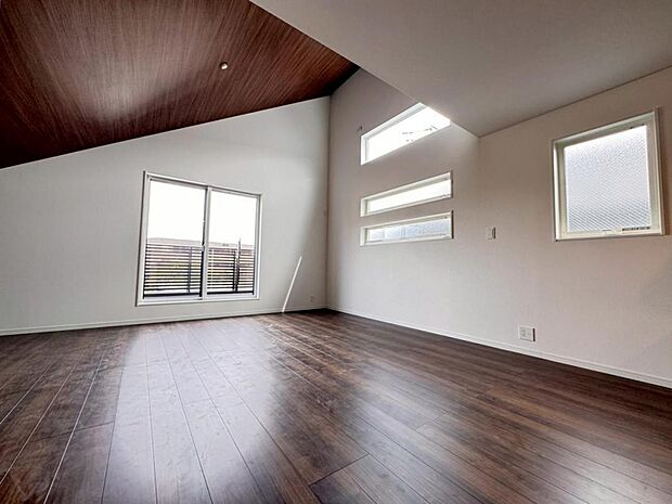 【ダイニング】一日の中で多くの時間を過ごすリビングだからこそ、いつも穏やかな空間を。リビングは広々１９．３帖ございます。足元からじんわり暖まる床暖房を標準装備♪空気や肌が乾燥しにくく、また塵や埃も舞い上がりません。