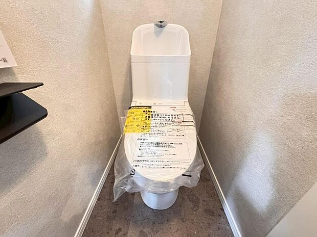 【トイレ】白を基調とし清潔感をデザインしたトイレ空間です。使い心地もしっかり追求した先進のトイレを搭載しております。