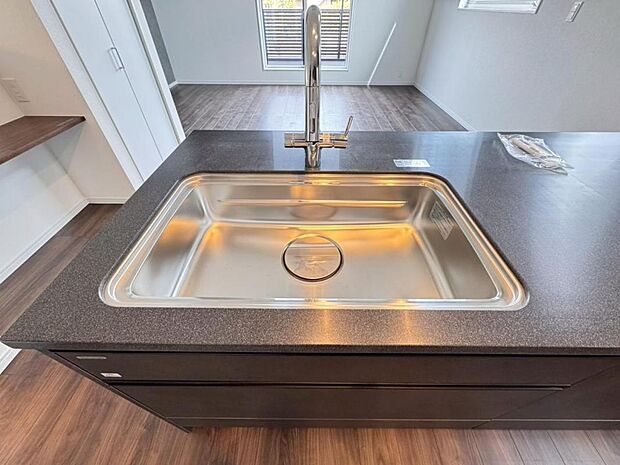 【浄水器一体型水栓】水栓の中に浄水カートリッジが組み込まれた「浄水器一体型水栓」です。ホースが伸びるのでシンクのお掃除も快適です。