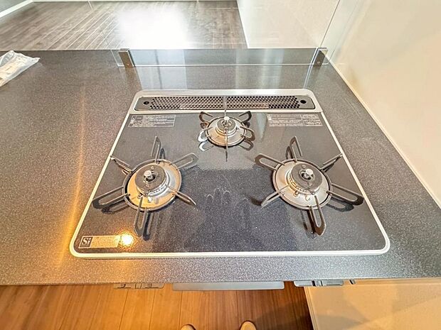 【3口ガスコンロ】3口ガスコンロを採用、同時に複数の調理を進められるため、調理時間が短縮できます。