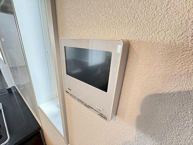 【オートバス】離れた場所からでも浴槽の操作が可能な追い焚き機能付きです。セミオート式になりますので操作も楽々。