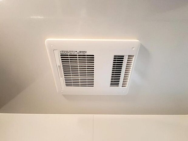 【浴室換気乾燥機】「浴室換気乾燥機」は梅雨の季節や春先の花粉の季節、最近ではPM2.5や黄砂の飛来対策としても外干しせずに室内で乾燥できるため、とても便利です。