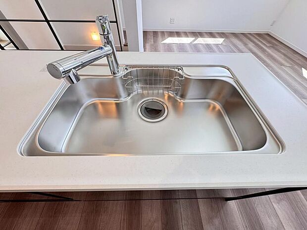 【浄水器一体型水栓】水栓の中に浄水カートリッジが組み込まれた「浄水器一体型水栓」です。ホースが伸びるのでシンクのお掃除も快適です。