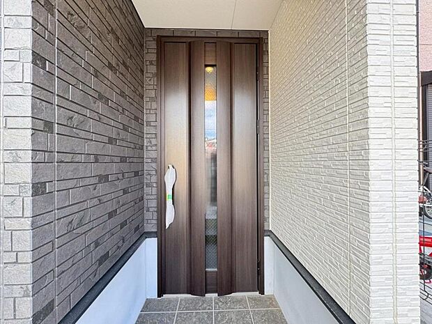 【玄関】お家の第一の顔とも言える「玄関」。清潔感のあるシンプルな空間で大切なお客様をお迎えします。