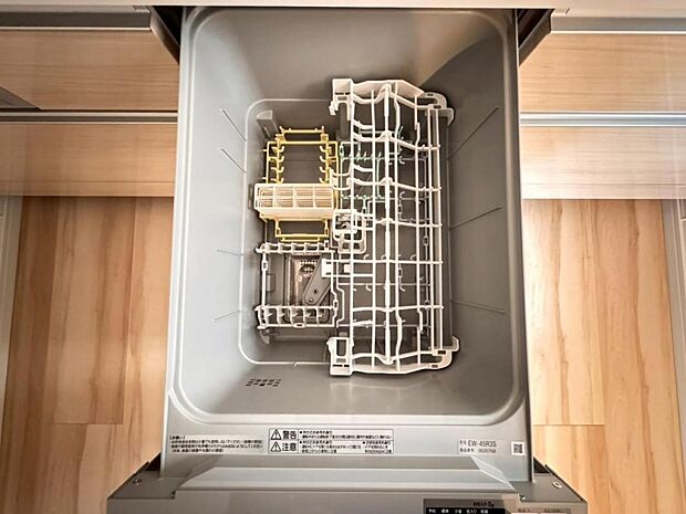 【食洗機】しつこい油汚れもサッと溶かして洗います。除菌も出来るので小さなお子様の食器洗いにも安心です。また、手洗いに比べて使用水量はごくわずか。時間と水道の節約になります。