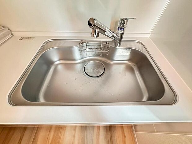 【浄水器一体型水栓】水栓の中に浄水カートリッジが組み込まれた「浄水器一体型水栓」です。ホースが伸びるのでシンクのお掃除も快適です。