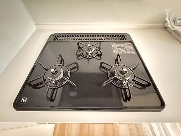 【3口ガスコンロ】3口ガスコンロを採用、同時に複数の調理を進められるため、調理時間が短縮できます。