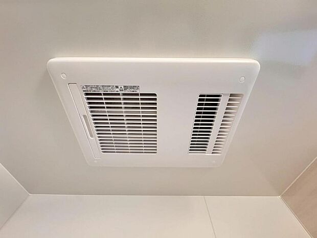 【浴室換気乾燥機】「浴室換気乾燥機」は梅雨の季節や春先の花粉の季節、最近ではPM2.5や黄砂の飛来対策としても外干しせずに室内で乾燥できるため、とても便利です。