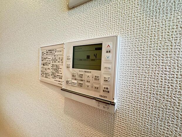 【床暖房】足元からじんわり暖まり、空気や肌が乾燥しにくく、また塵や埃も舞い上がりません。コードがなく室内はスッキリするので小さなお子様やペットがいるご家庭にも最適です。