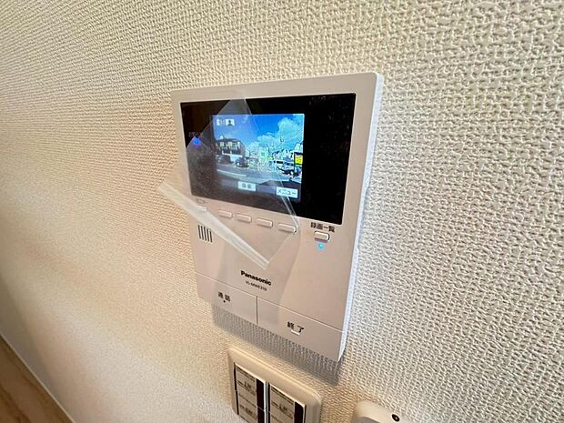 【モニター付きインターホン】ドアを開ける前に訪問者の顔を確認できます。不審者や無用なセールスだった場合に玄関を開ける必要がなく、防犯性を向上してくれます。
