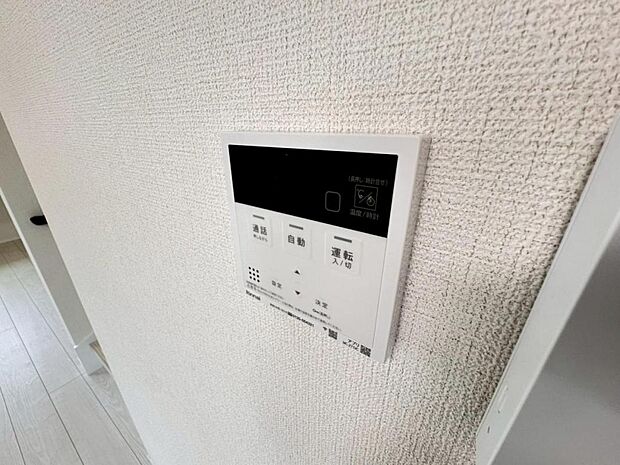 【オートバス】離れた場所からでも浴槽の操作が可能な追い焚き機能付きです。セミオート式になりますので操作も楽々。