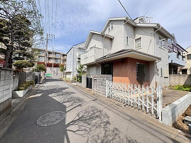 【前面道路】お車の出し入れも便利な前面道路です。歩道もしっかり整備されておりますので、小さなお子様がいらっしゃるファミリー層にも安心です。