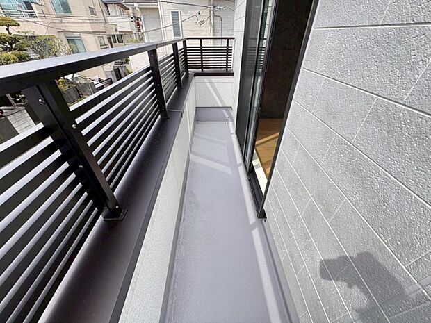 【バルコニー】陽当りの良いバルコニーはお洗濯物が効率よく乾きます。季節の光と風を感じられるとっておきの空間です。