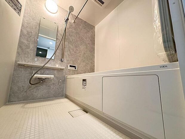 【バスルーム】ゆっくりお寛ぎ頂ける様、ゆとりの1616サイズの浴室になります。半身浴も楽しめる浴槽は極上の入浴を叶えてくれます。窓から差し込む陽光が浴室全体を明るく照らしてくれます。