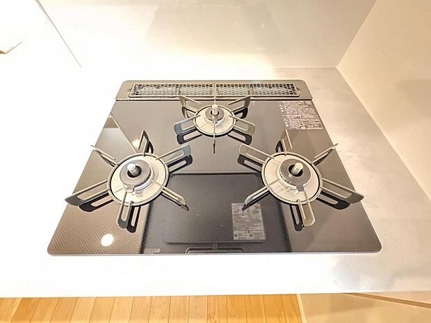 【3口ガスコンロ】3口ガスコンロを採用、同時に複数の調理を進められるため、調理時間が短縮できます。