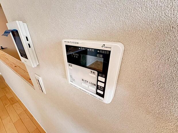 【オートバス】離れた場所からでも浴槽の操作が可能な追い焚き機能付きです。セミオート式になりますので操作も楽々。