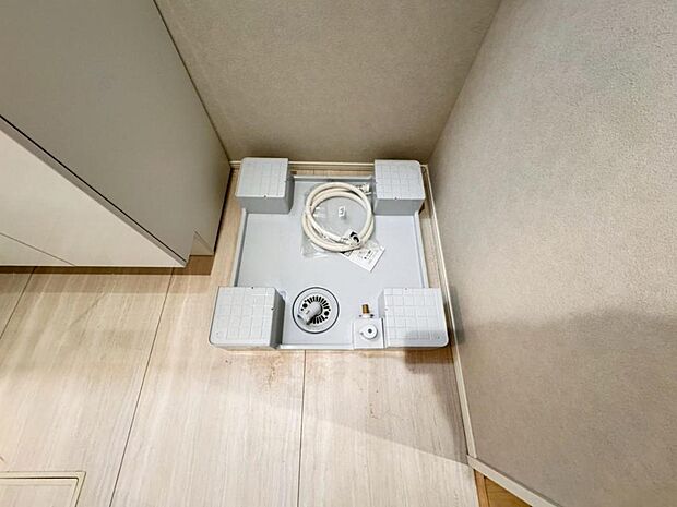 【ランドリースペース】縦型・ドラム式にも対応したランドリースペース。窓を設置し換気もスムーズに行えます。