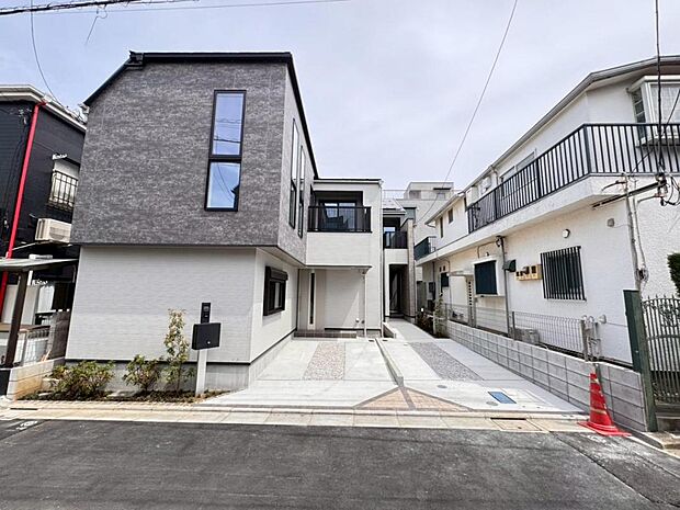 【外観】お車の出し入れも便利な前面道路です。歩道もしっかり整備されておりますので、小さなお子様がいらっしゃるファミリー層にも安心です。