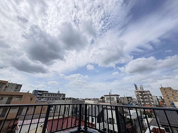【眺望】陽当たり・通風・開放感・眺望に恵まれた環境です。周辺は高い建物がなく青い空が遠くまで広がります。