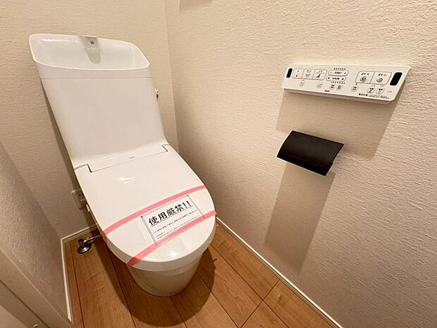 【トイレ】白を基調とし清潔感をデザインしたトイレ空間です。使い心地もしっかり追求した先進のトイレを搭載しております。