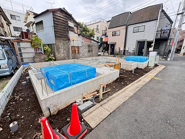【現地写真】木造３階建て設計、３ＬＤＫ。暮らしを豊かにサポートする仕様設備や広々としたキッチンなど魅力が詰まったお住まいです。